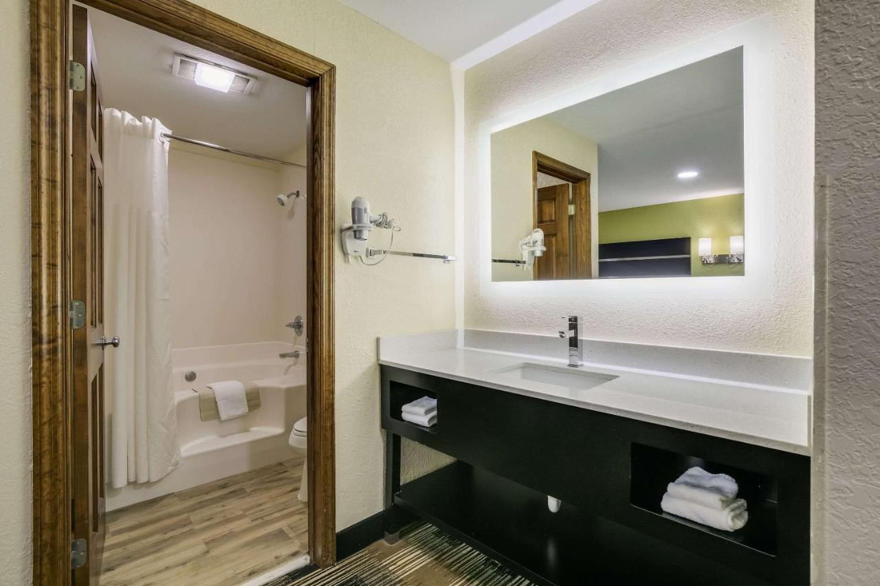 Queen Suite with Whirpool - Non-Smoking at Quality Inn & Suites Mt Chalet