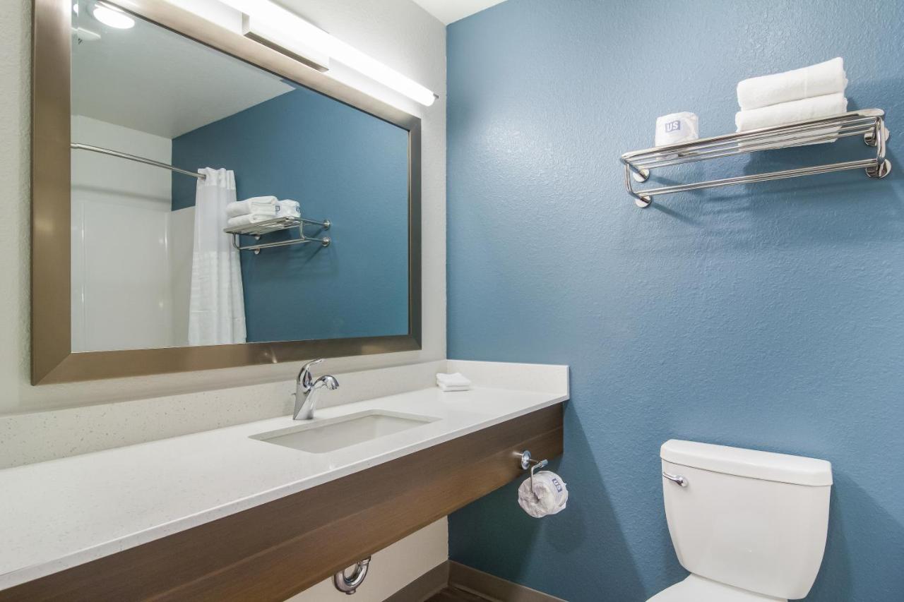 Queen Suite with Bathtub/Non Smoking at WoodSpring Suites Greensboro - High Point North
