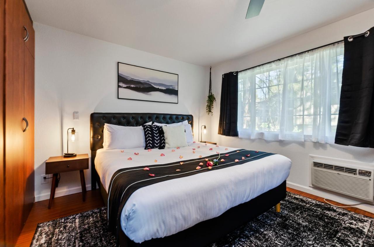 King Suite with Sofa Bed at The Jeffrey Hotel