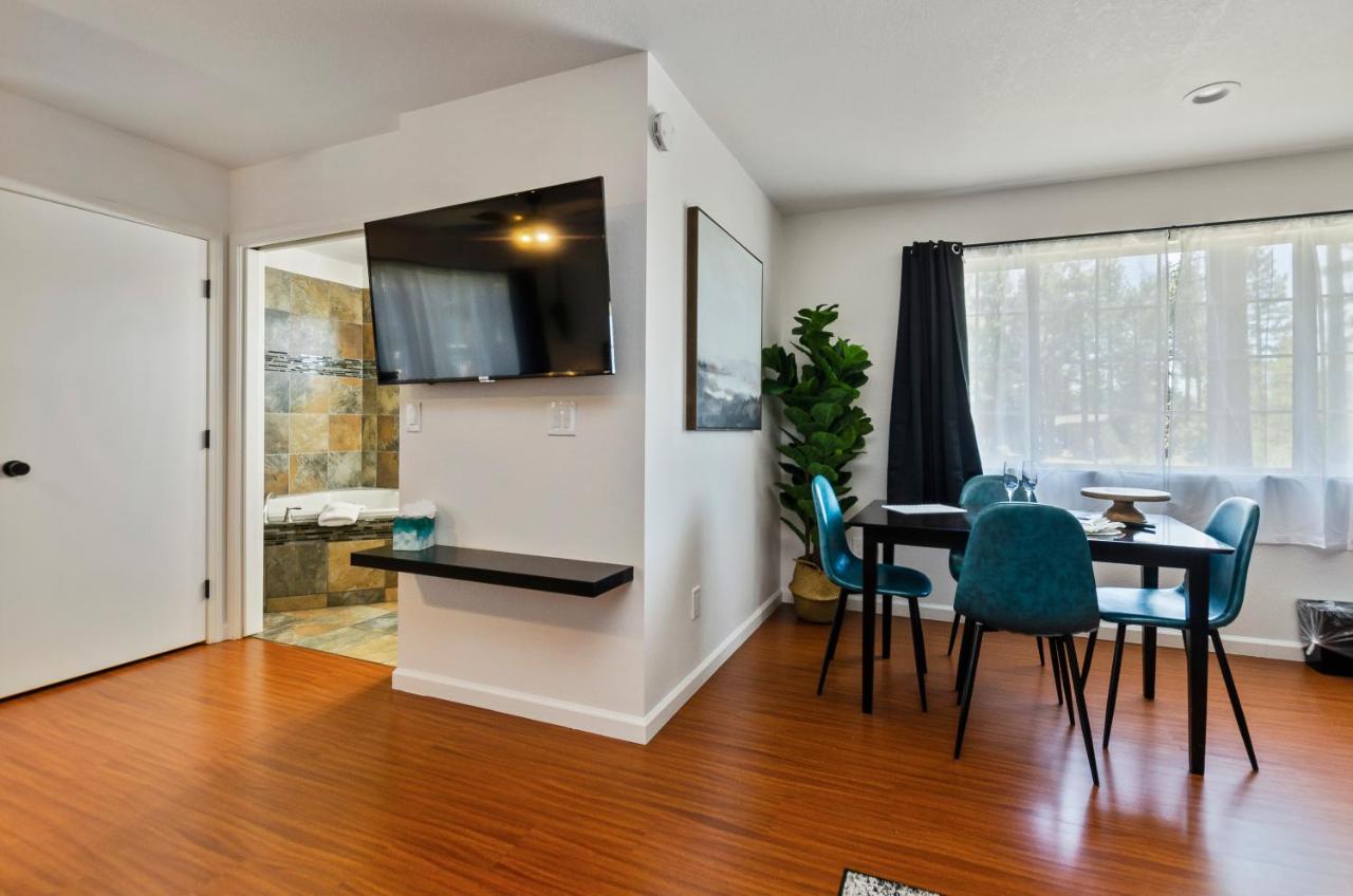 King Suite with Sofa Bed at The Jeffrey Hotel