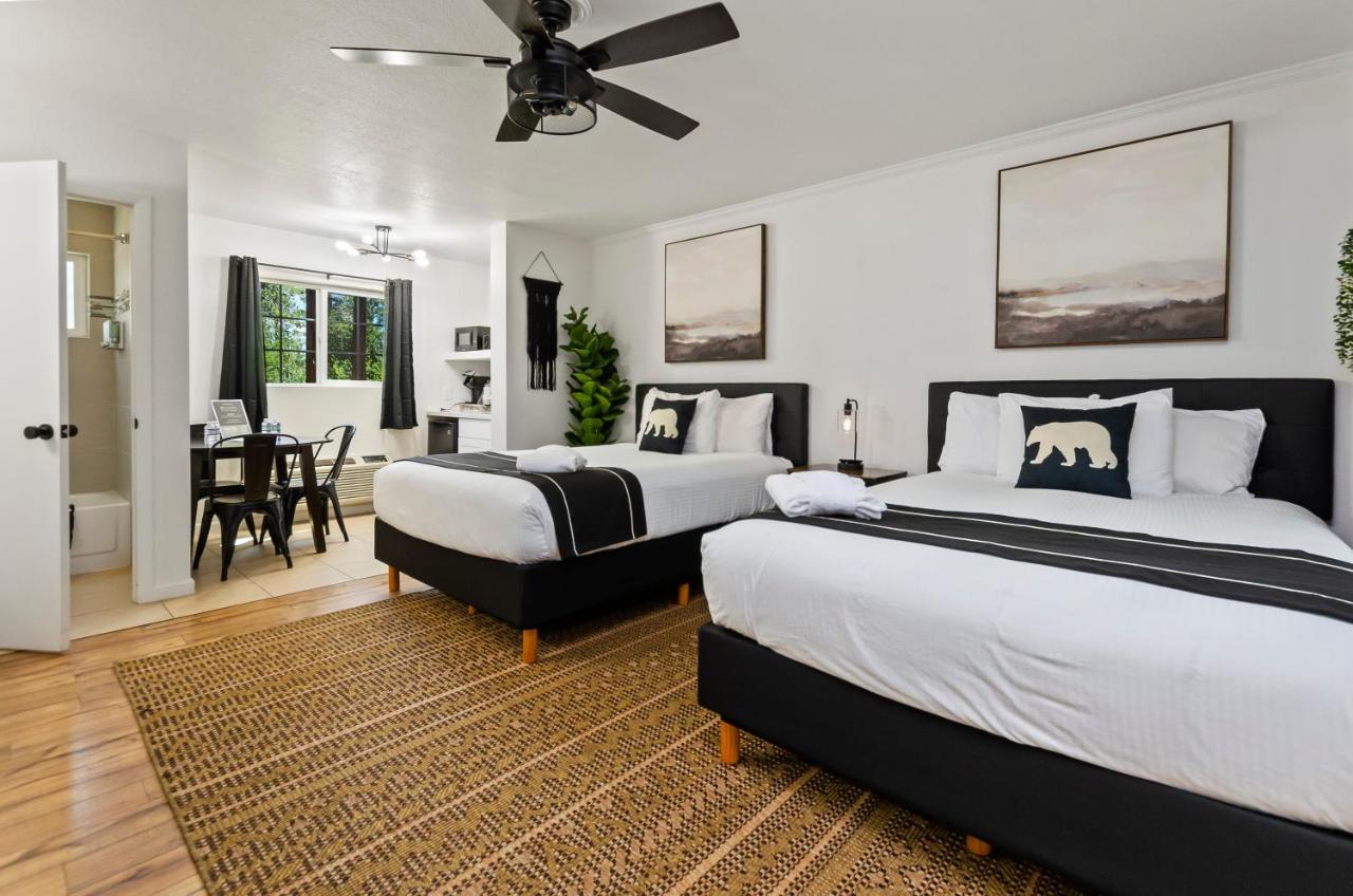 Deluxe Queen Room at The Jeffrey Hotel