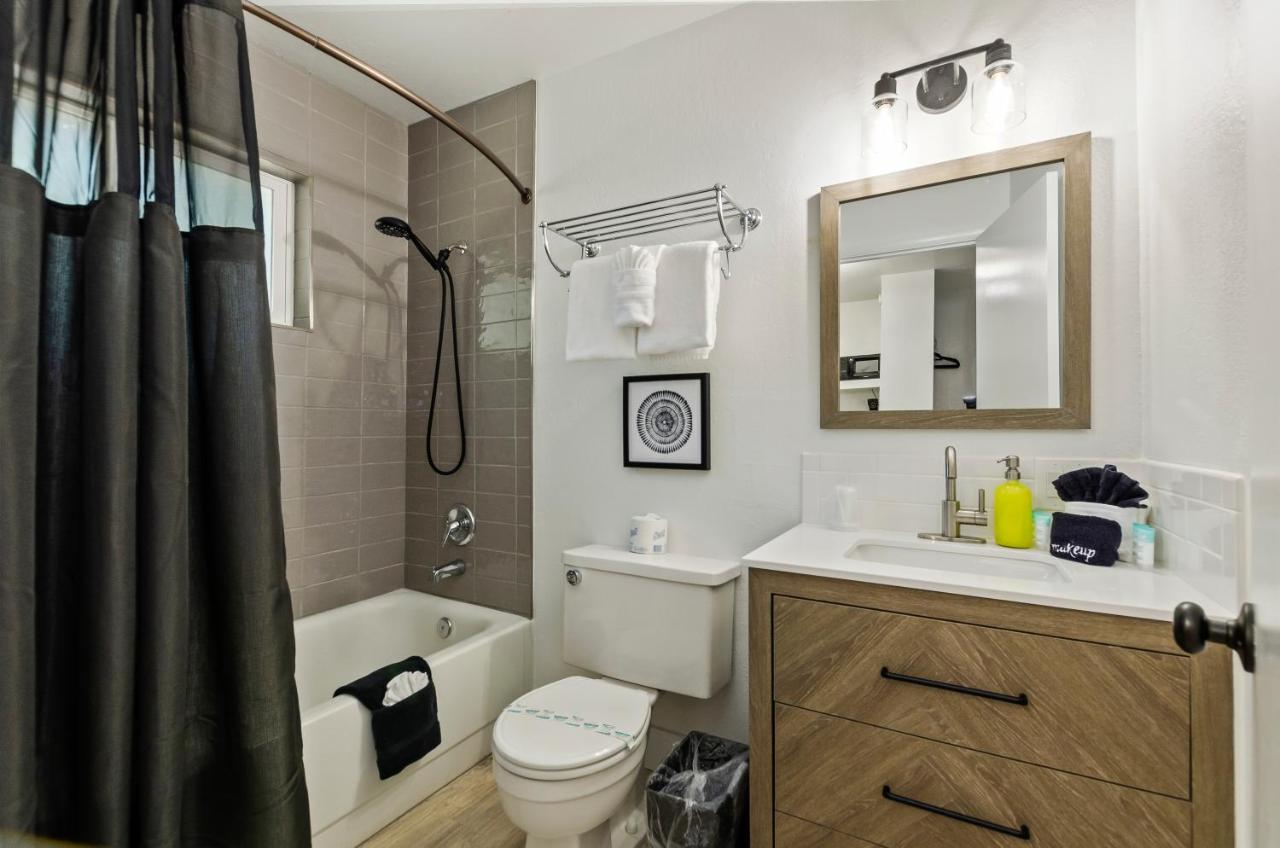 Deluxe Queen Room at The Jeffrey Hotel