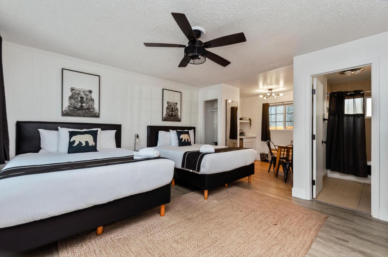 Deluxe Queen Room at The Jeffrey Hotel