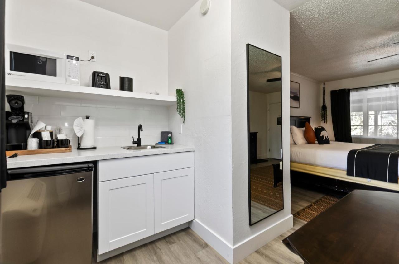 Deluxe King Room at The Jeffrey Hotel