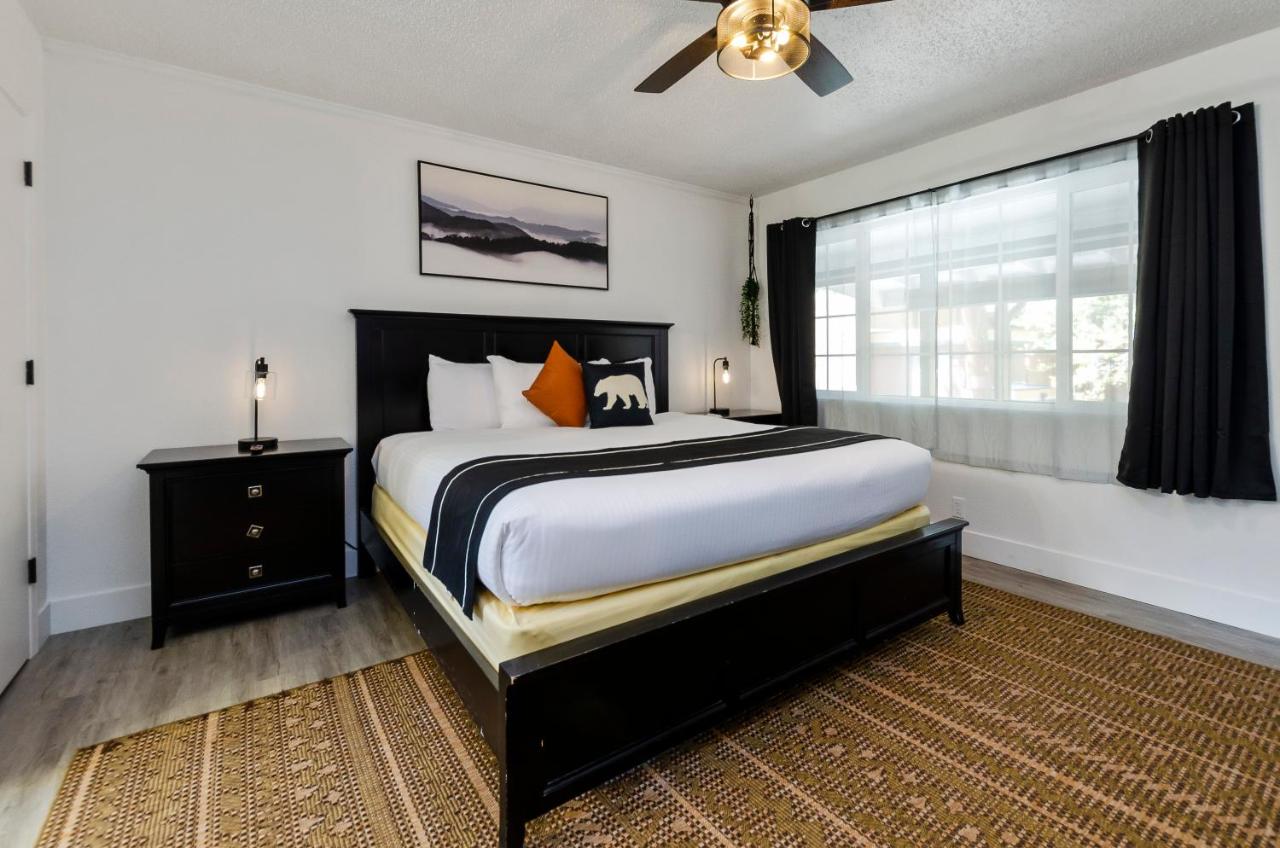 Deluxe King Room at The Jeffrey Hotel