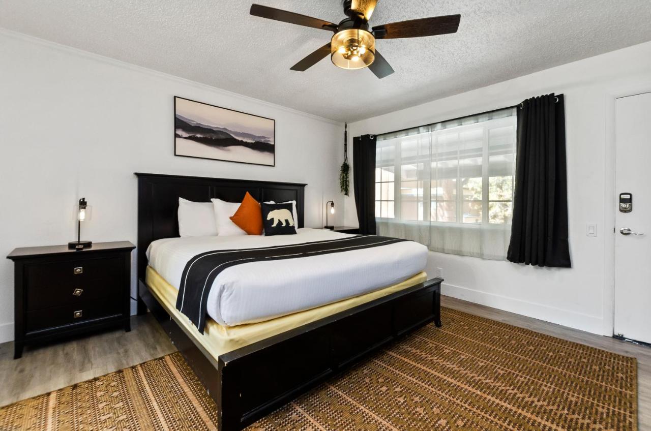 Deluxe King Room at The Jeffrey Hotel
