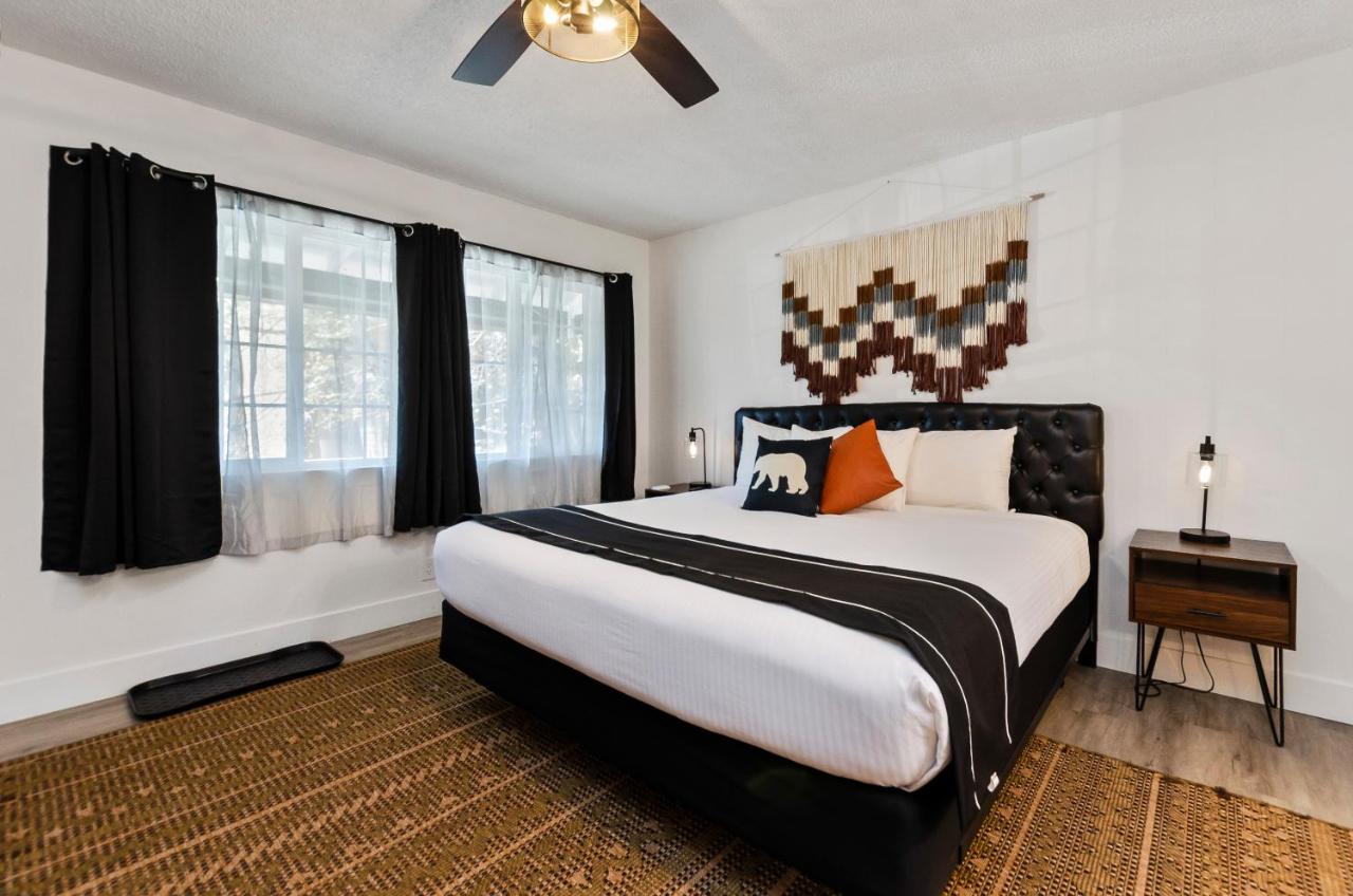 Deluxe King Room at The Jeffrey Hotel