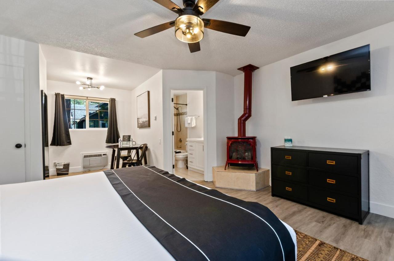Deluxe King Room at The Jeffrey Hotel