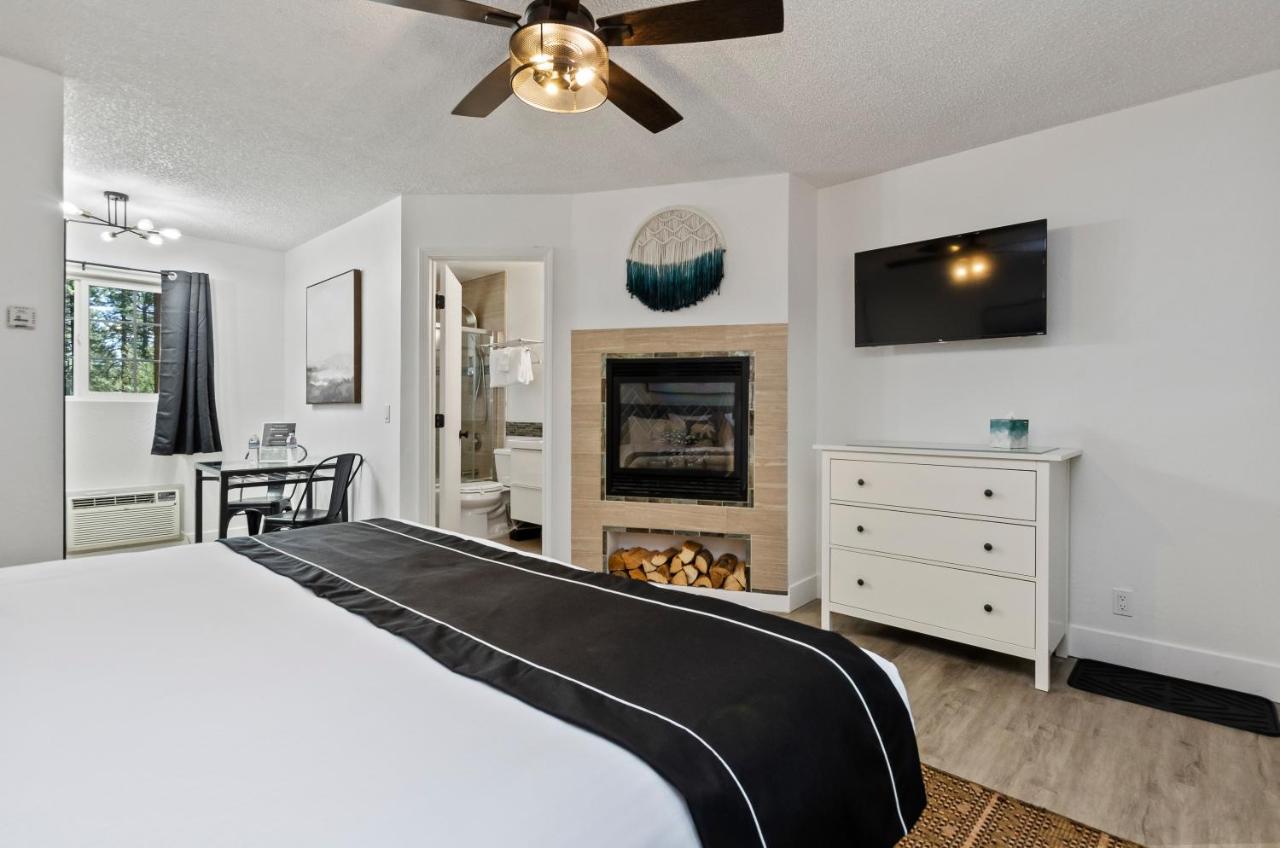 Deluxe King Room at The Jeffrey Hotel