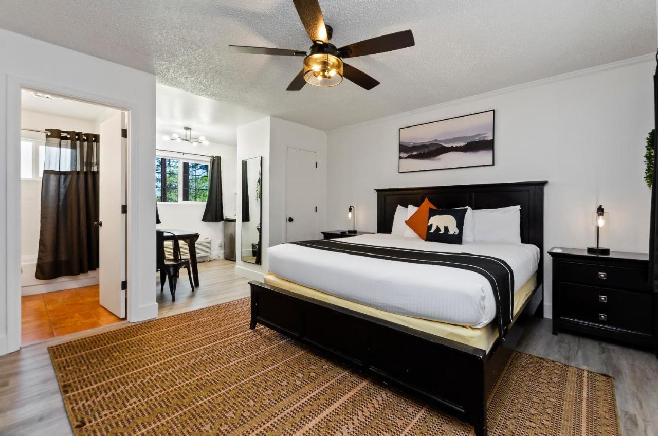 Deluxe King Room at The Jeffrey Hotel