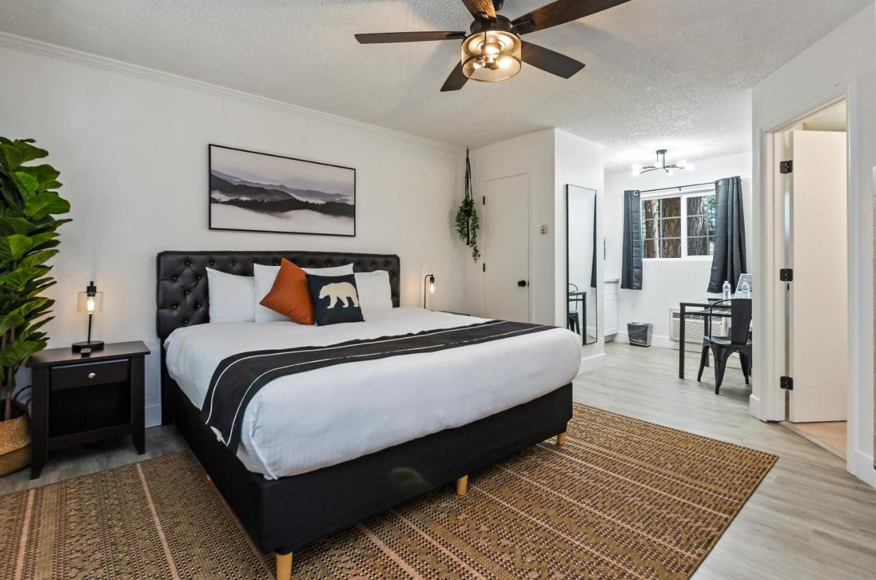 Deluxe King Room at The Jeffrey Hotel