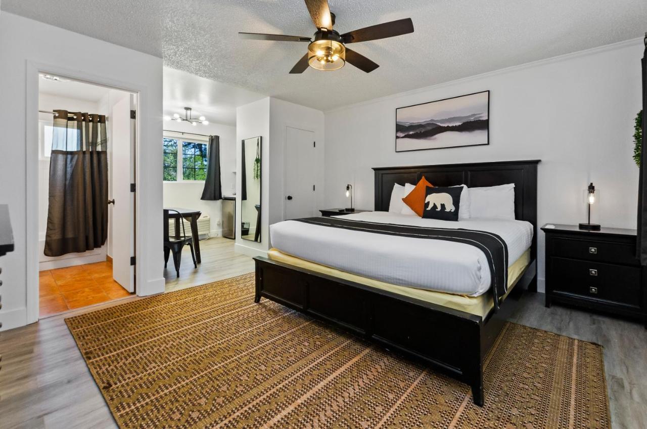 Deluxe King Room at The Jeffrey Hotel