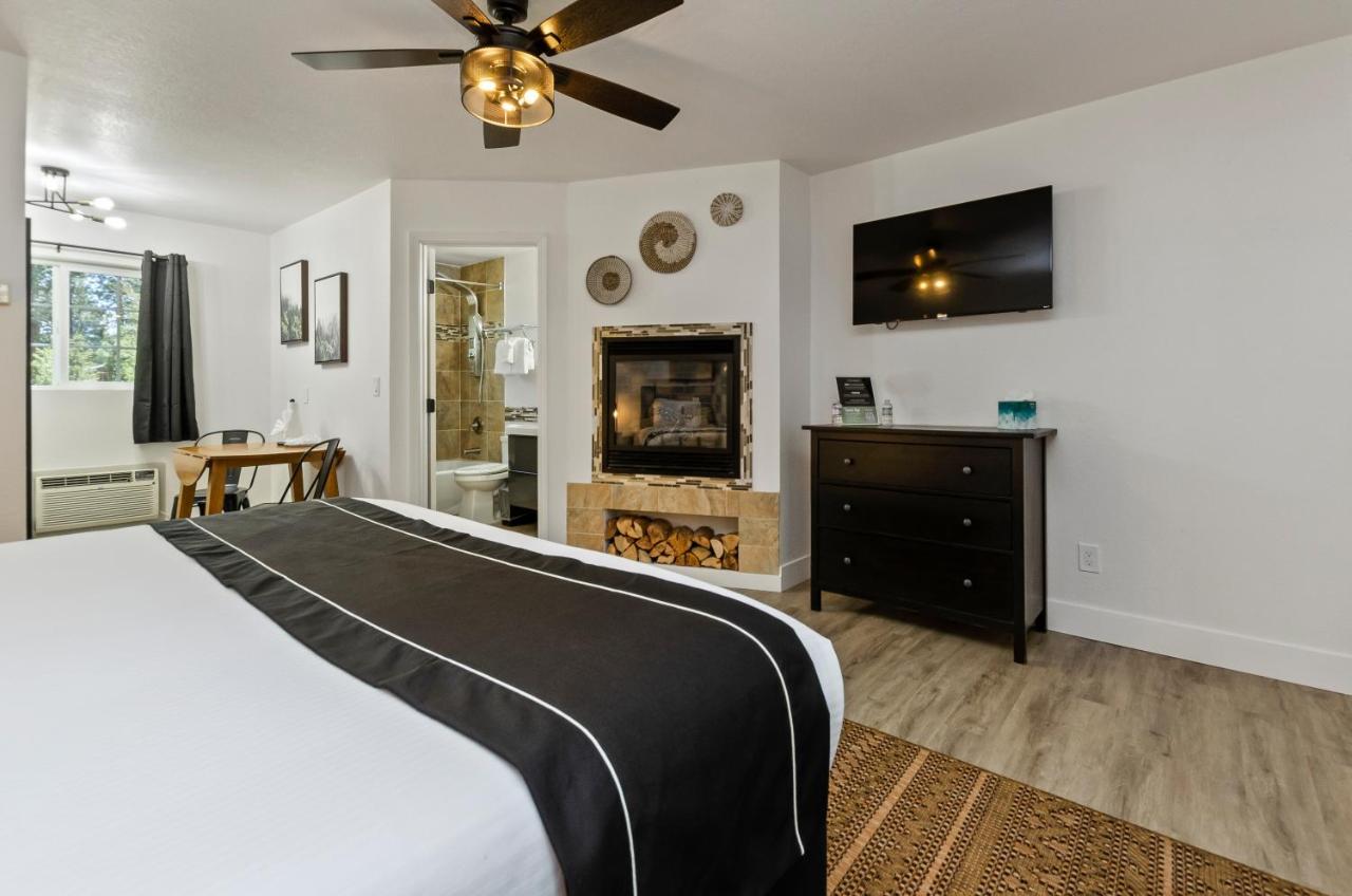 Deluxe King Room at The Jeffrey Hotel
