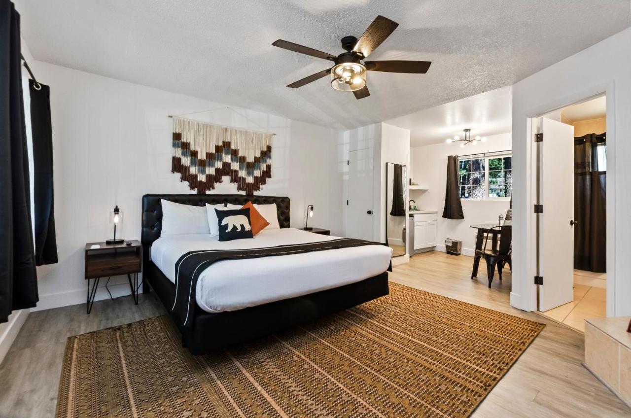 Deluxe King Room at The Jeffrey Hotel