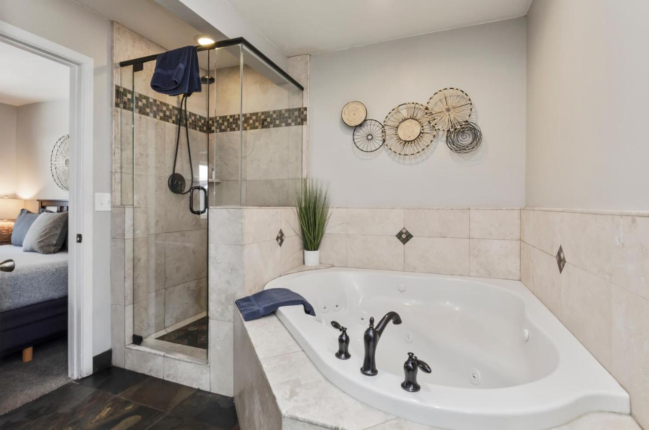 King Suite with Spa Bath at Playpark Lodge