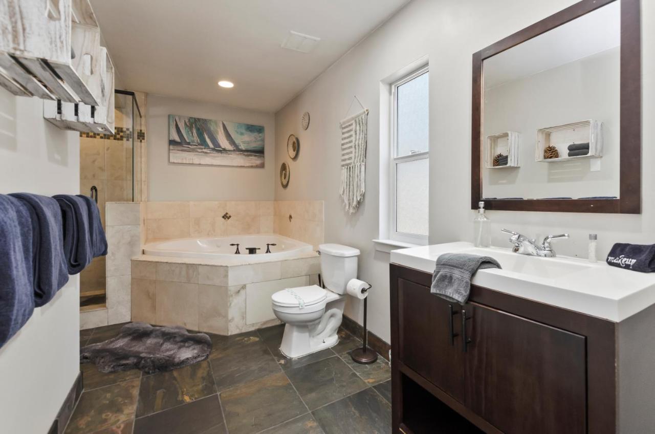 King Suite with Spa Bath at Playpark Lodge