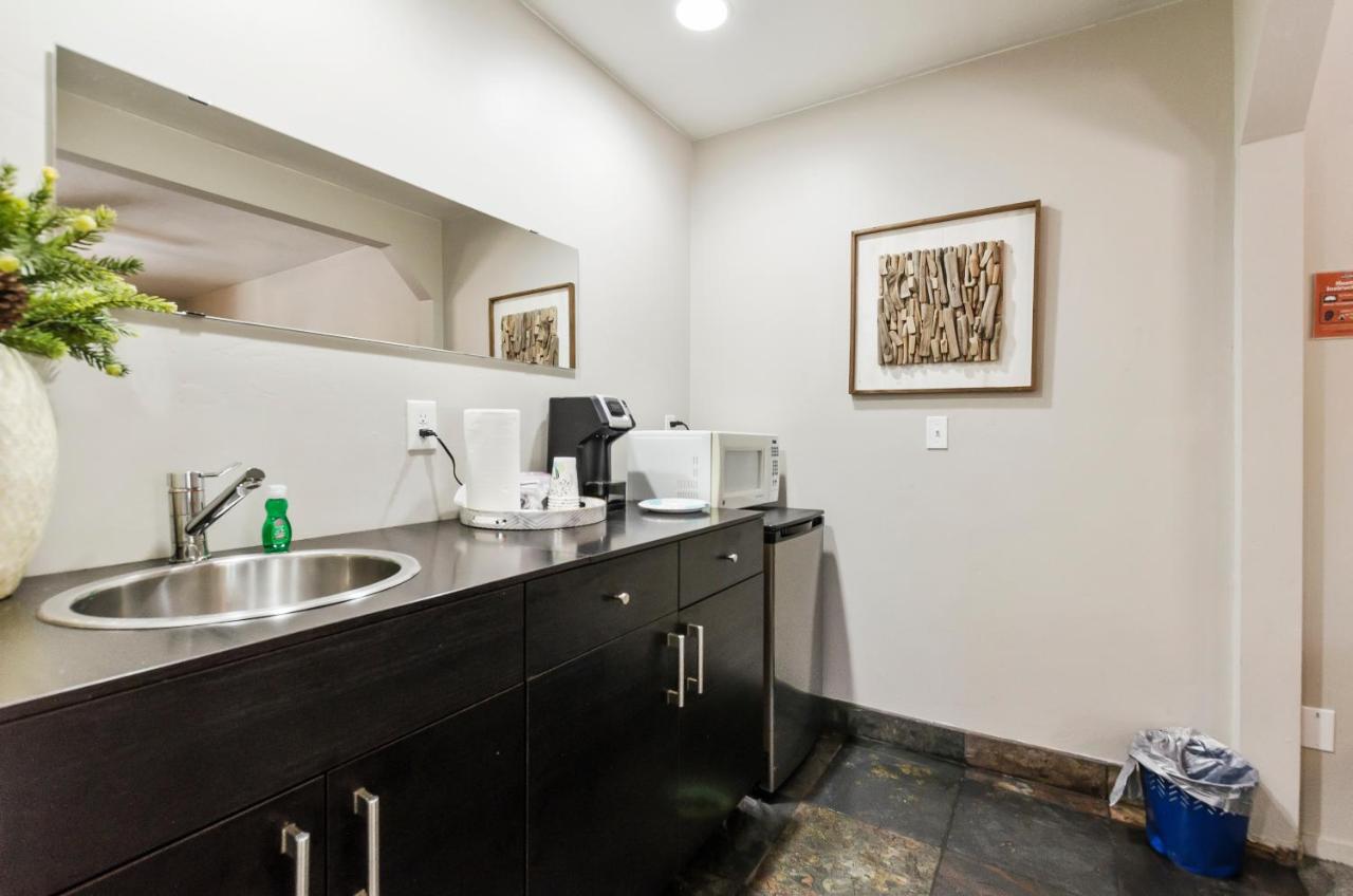 King Suite with Spa Bath at Playpark Lodge