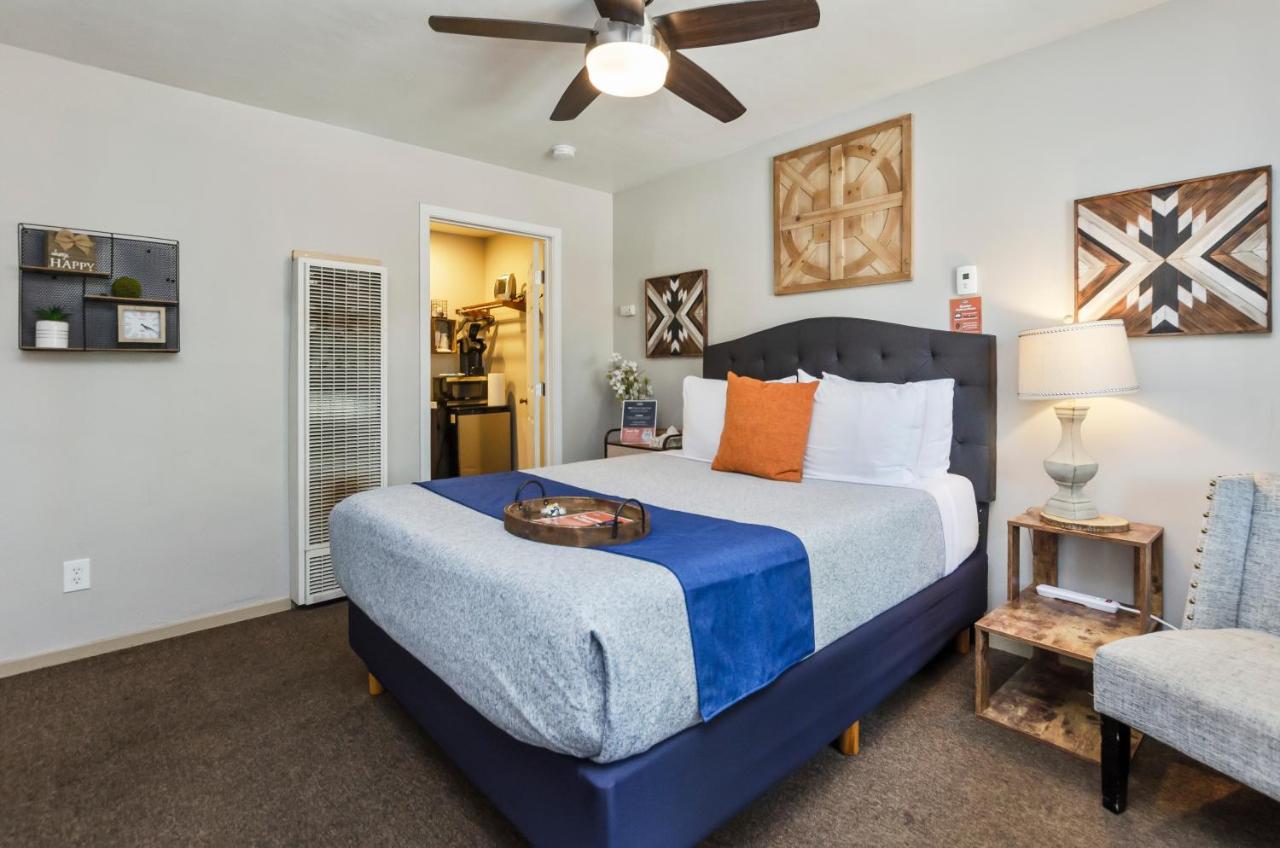 Deluxe Queen Room at Playpark Lodge