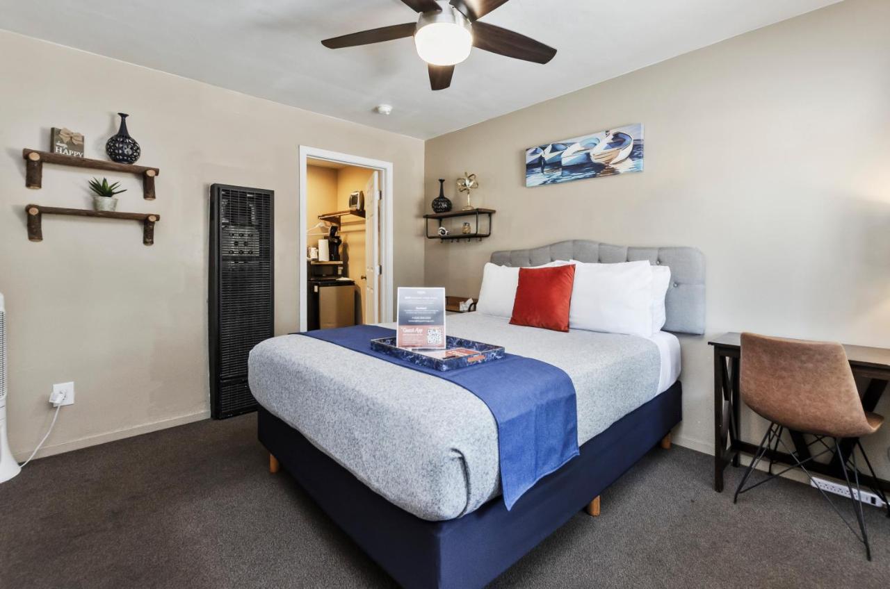 Deluxe Queen Room at Playpark Lodge