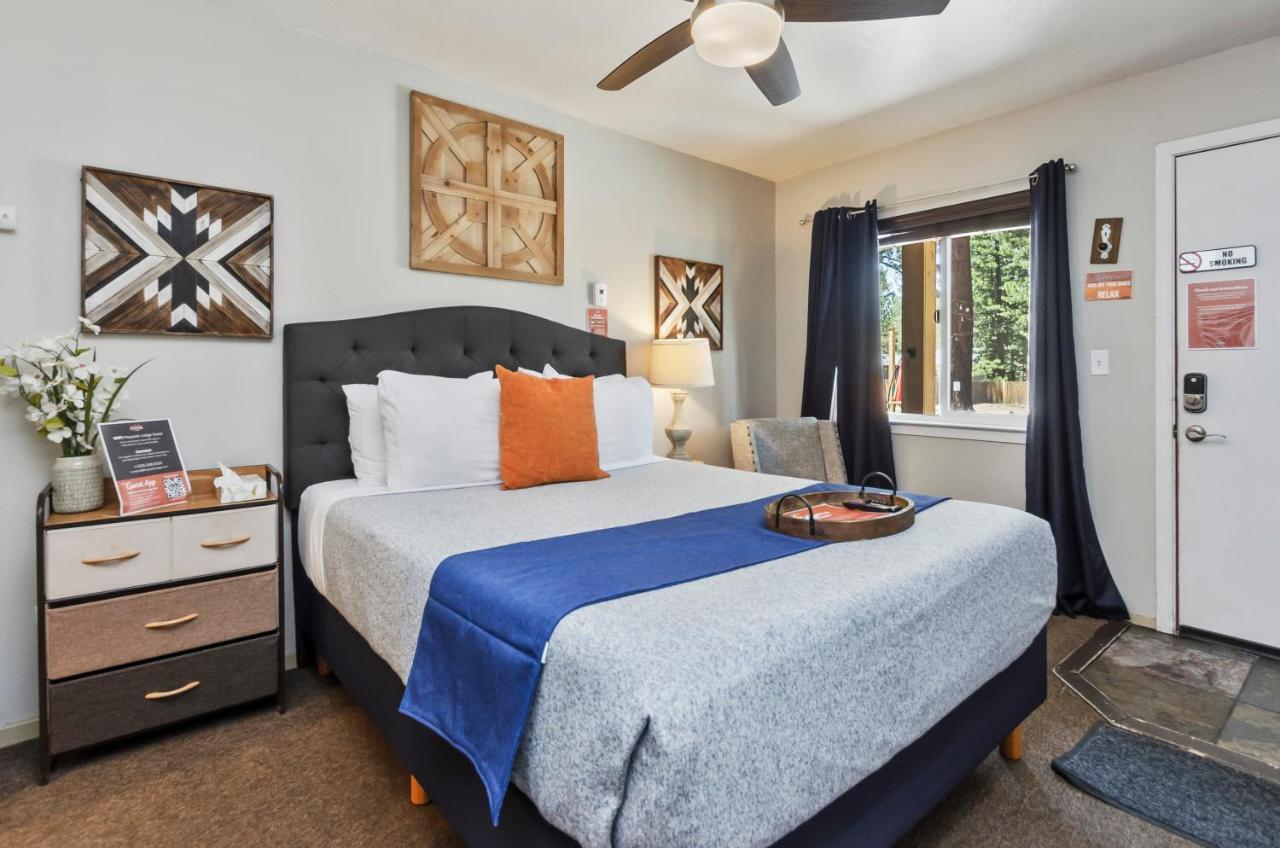 Deluxe Queen Room at Playpark Lodge