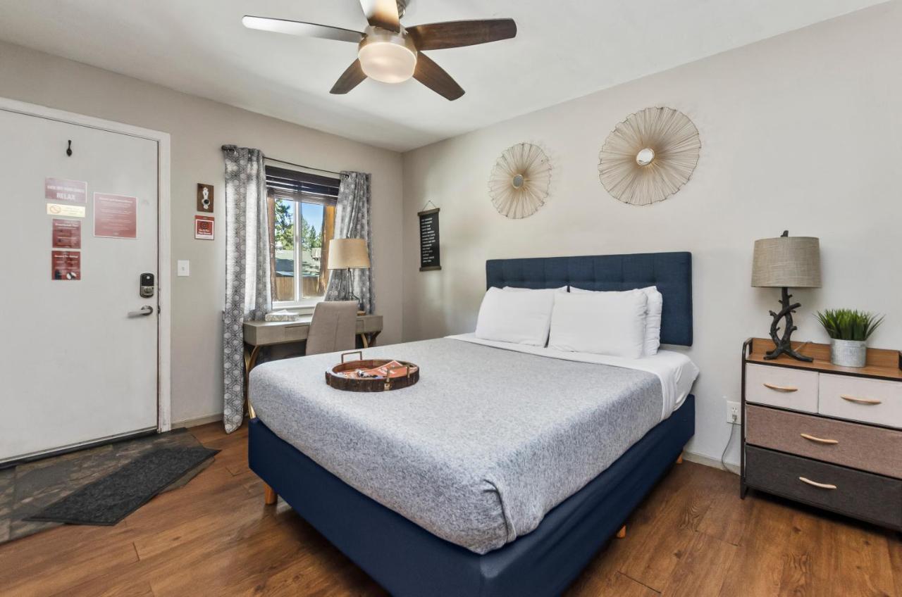 Deluxe Queen Room at Playpark Lodge