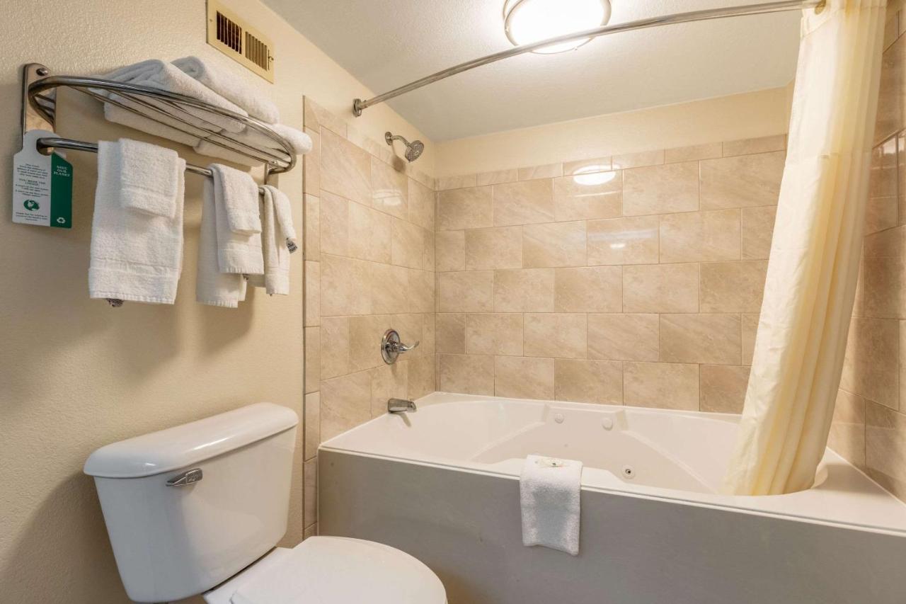 Queen Room with Two Queen Beds - Smoking at Quality Inn Southaven - Memphis South