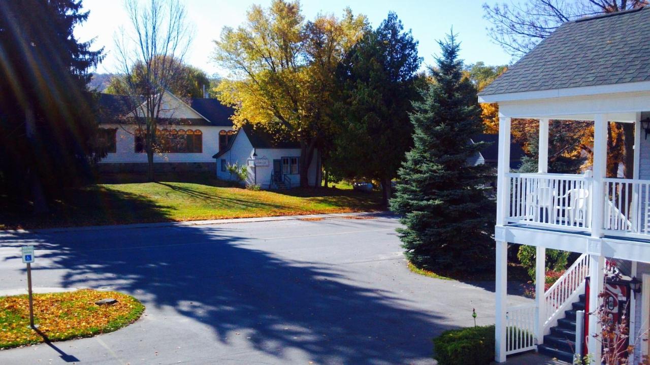 | Empire Lakeshore Inn