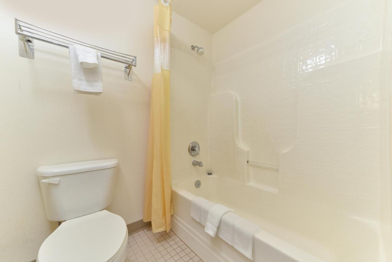 King Room - Non-Smoking at Rodeway Inn & Suites Nampa
