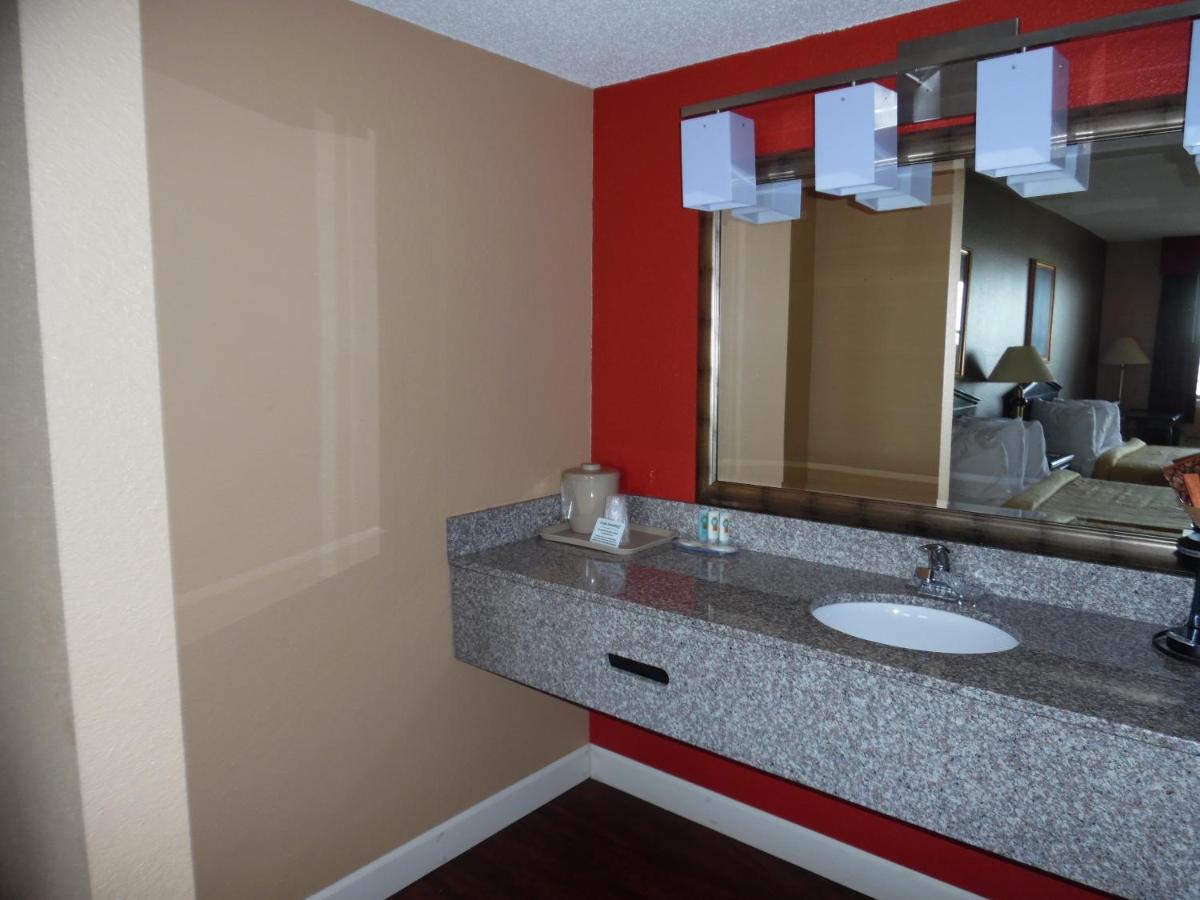 Standard Queen Room with Two Queen Beds - Non-Smoking at Quality Inn & Suites Hot Springs-Lake Hamilton