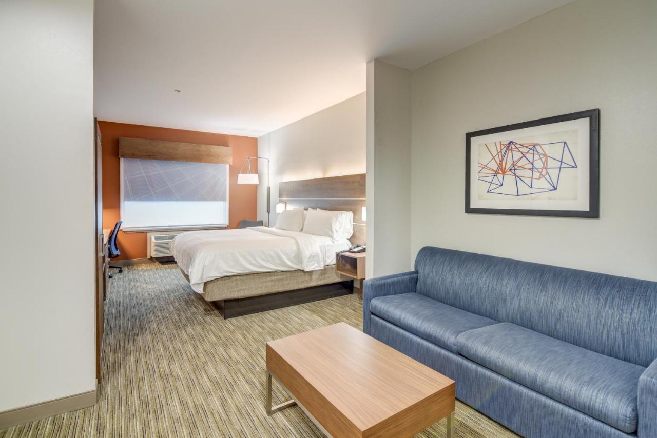 Deluxe King Room - Mobility Access at Holiday Inn Express & Suites Foley by IHG