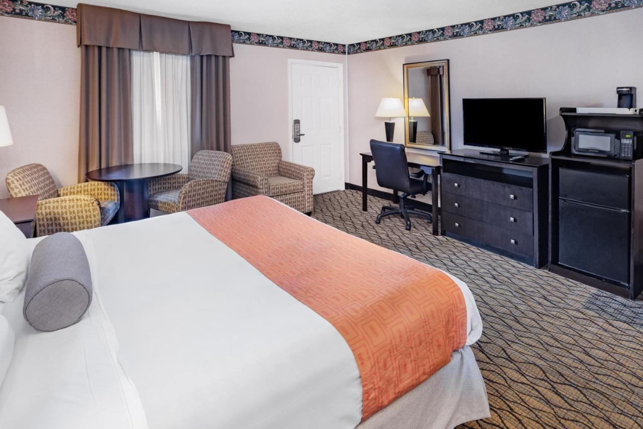 | Howard Johnson by Wyndham Lenox