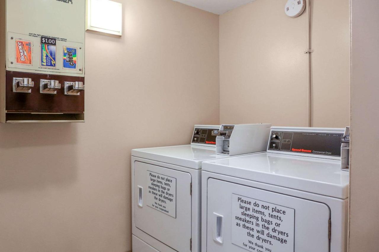 | Econo Lodge Darien Lakes