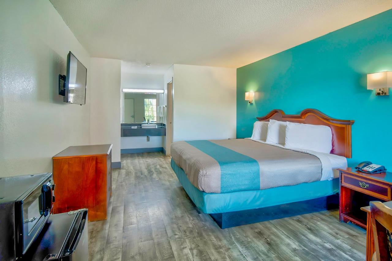 | Motel 6-Grand Rivers, KY