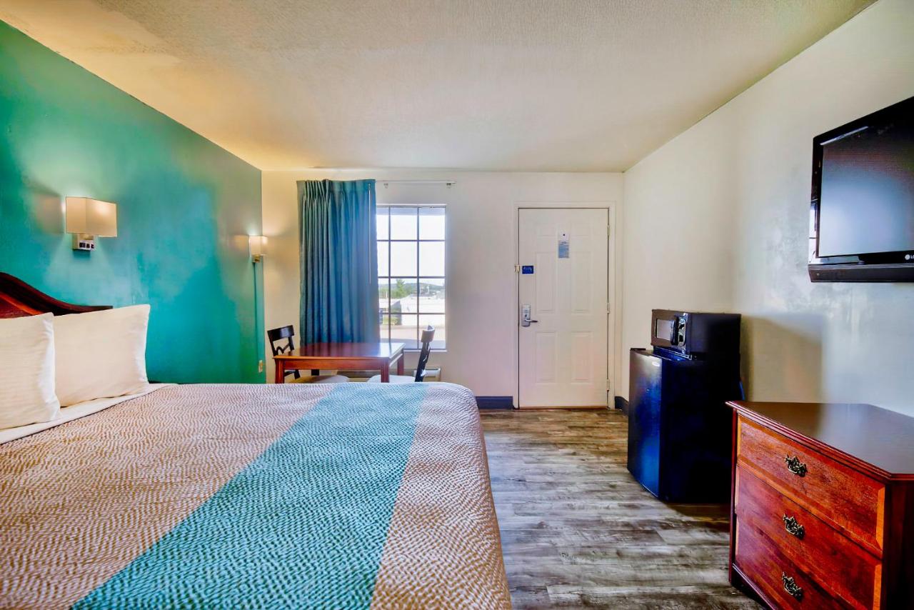 | Motel 6-Grand Rivers, KY