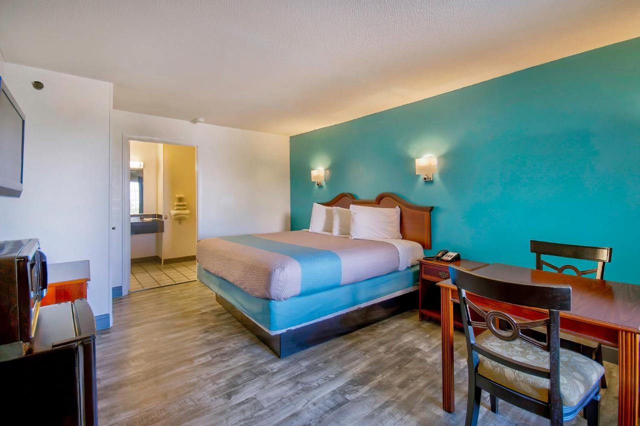 | Motel 6-Grand Rivers, KY