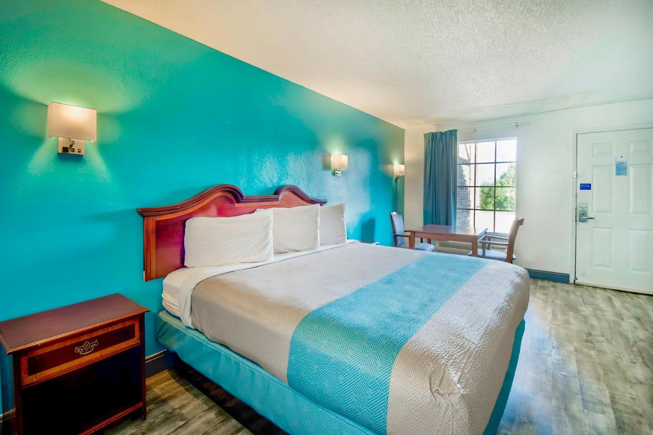 | Motel 6-Grand Rivers, KY