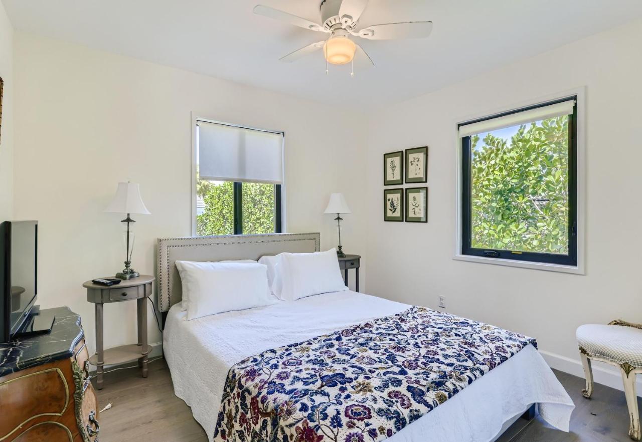 | Cortez Bungalow, 3 Bd, 2 Ba, private garden