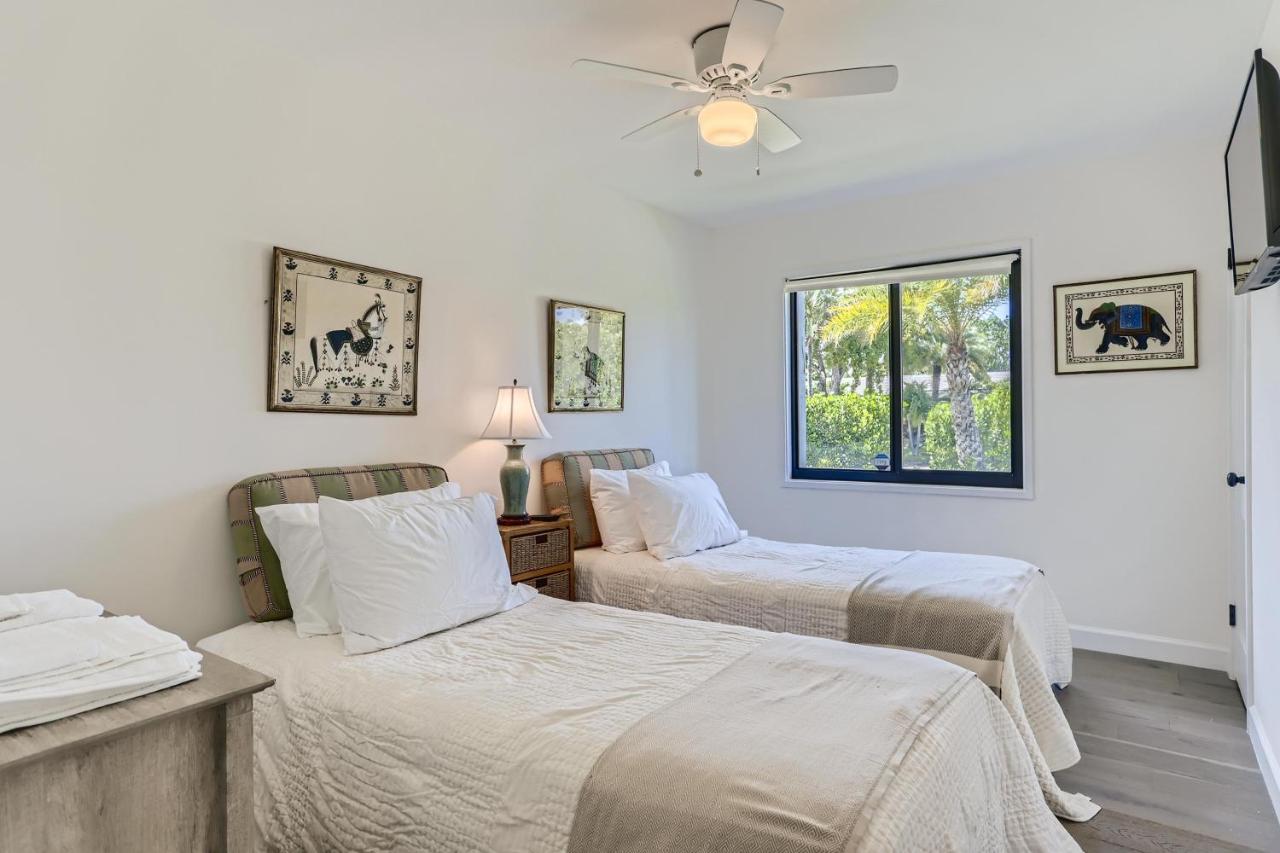  | Cortez Bungalow, 3 Bd, 2 Ba, private garden