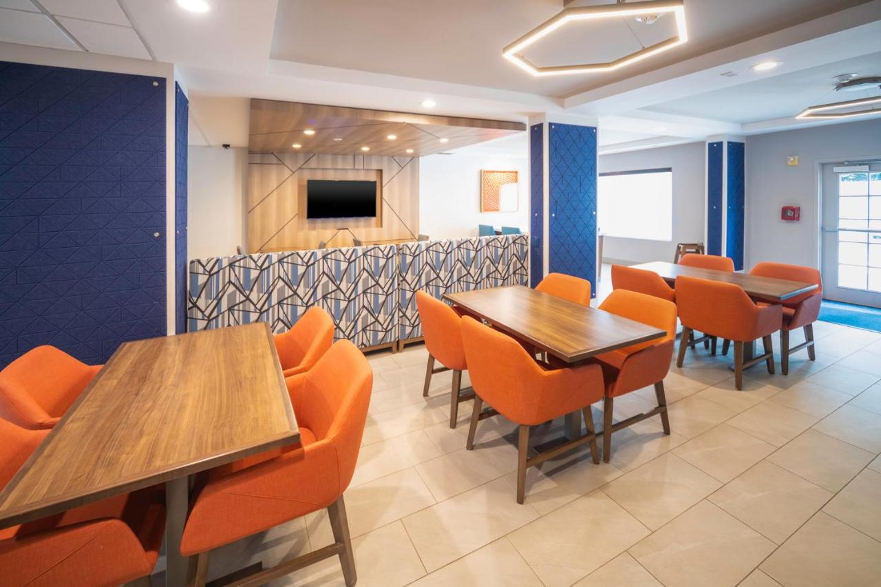 | Holiday Inn Express and Suites Atlanta-Johns Creek, an IHG Hotel