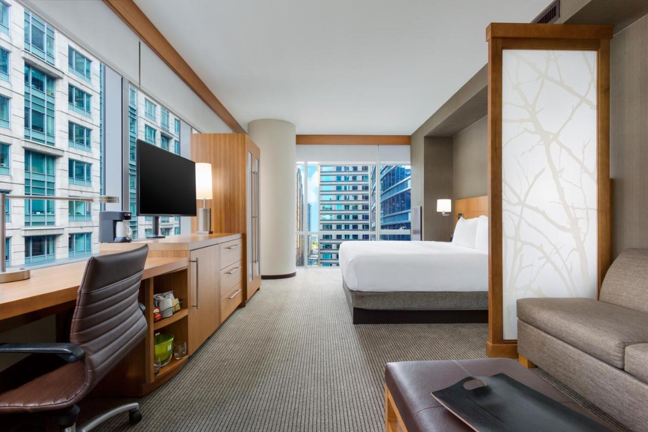Corner King Room with Sofa Bed and View at Hyatt Place Chicago/Downtown - The Loop