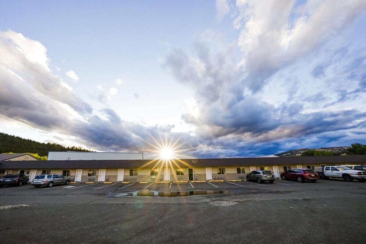 | Budget 8 Motel