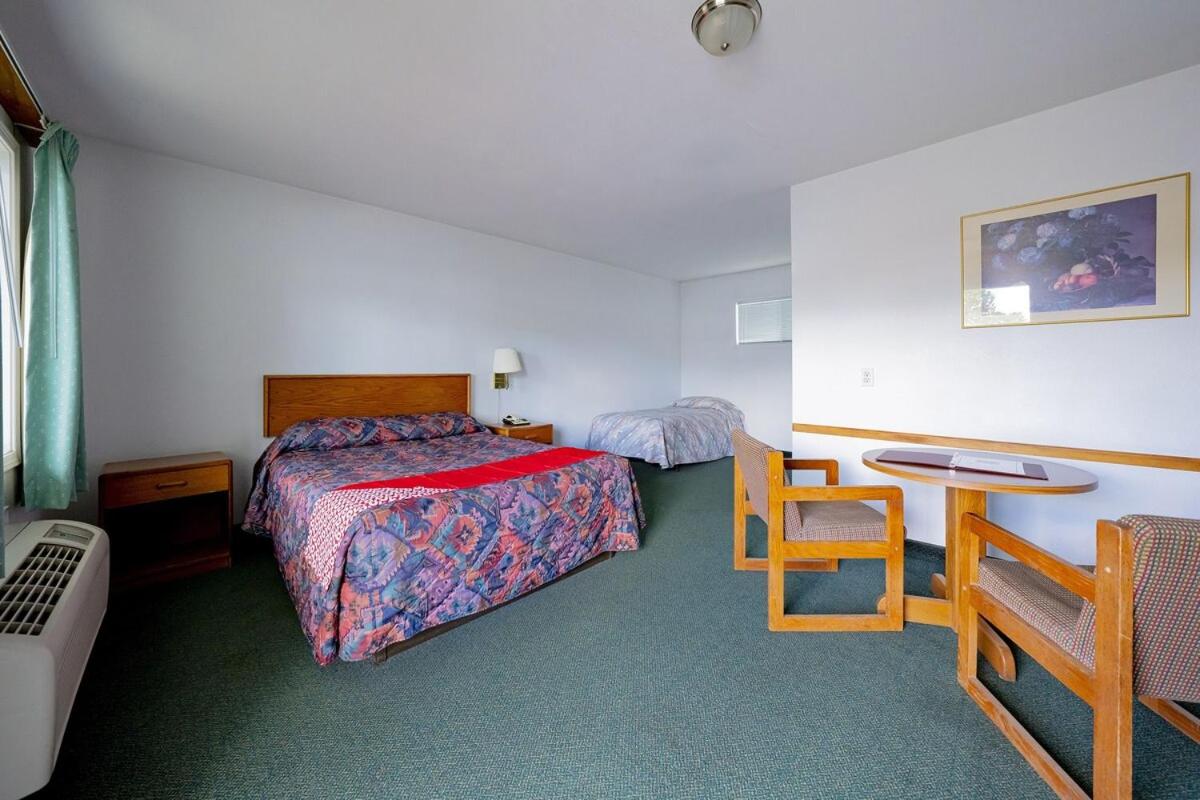 | Budget 8 Motel
