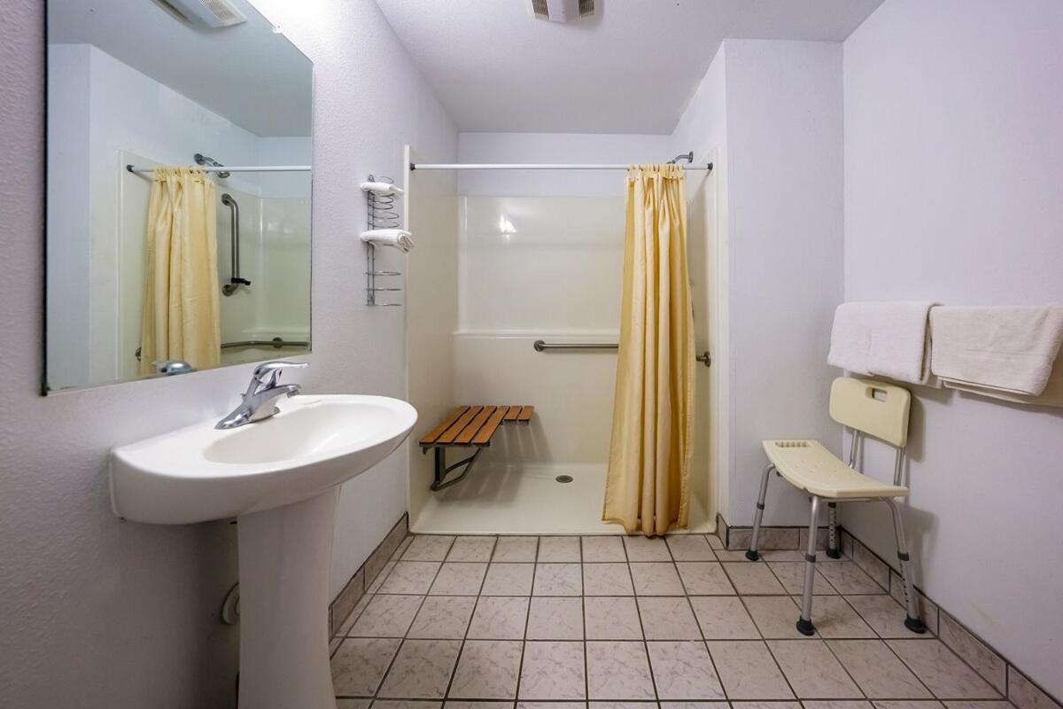 | Budget 8 Motel