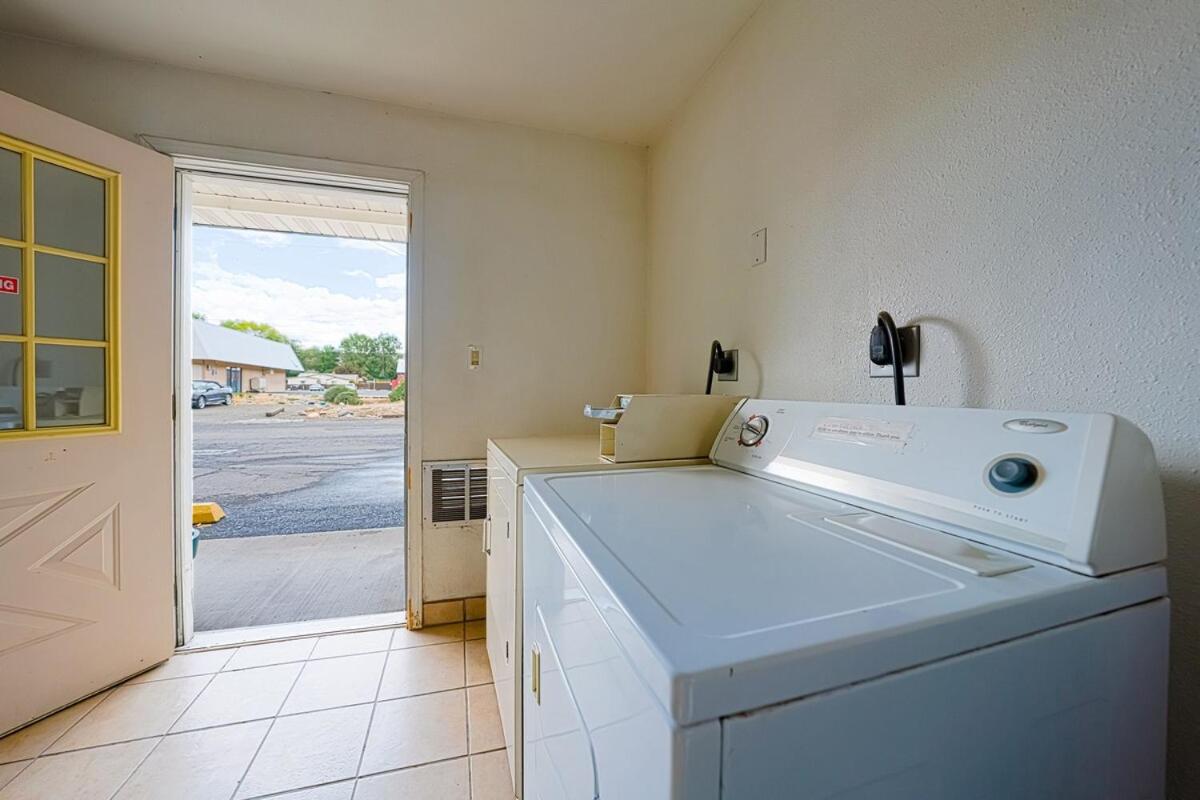 | Budget 8 Motel