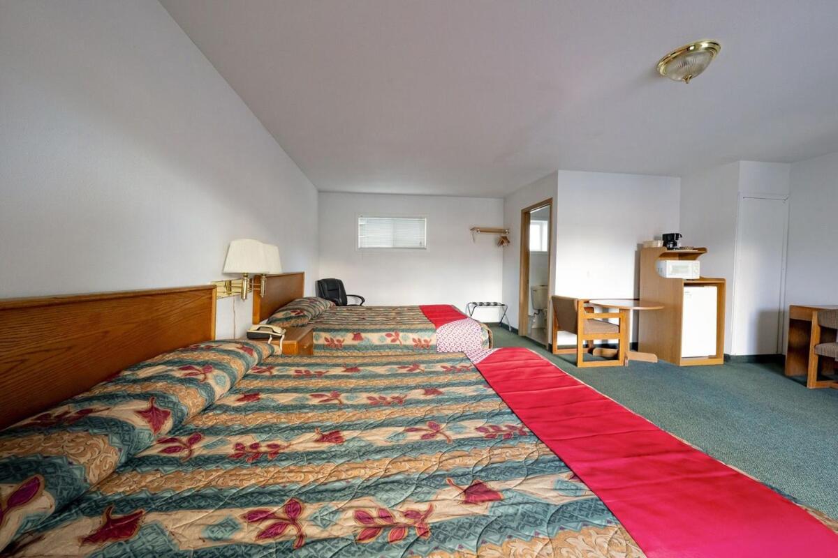 | Budget 8 Motel