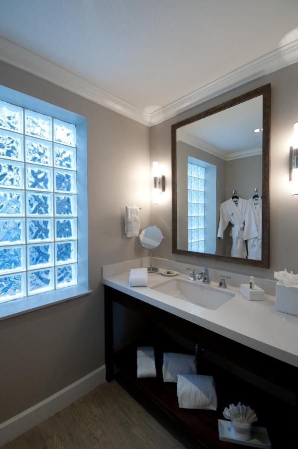 King Suite at Almond Tree Inn Hotel - Adults Only