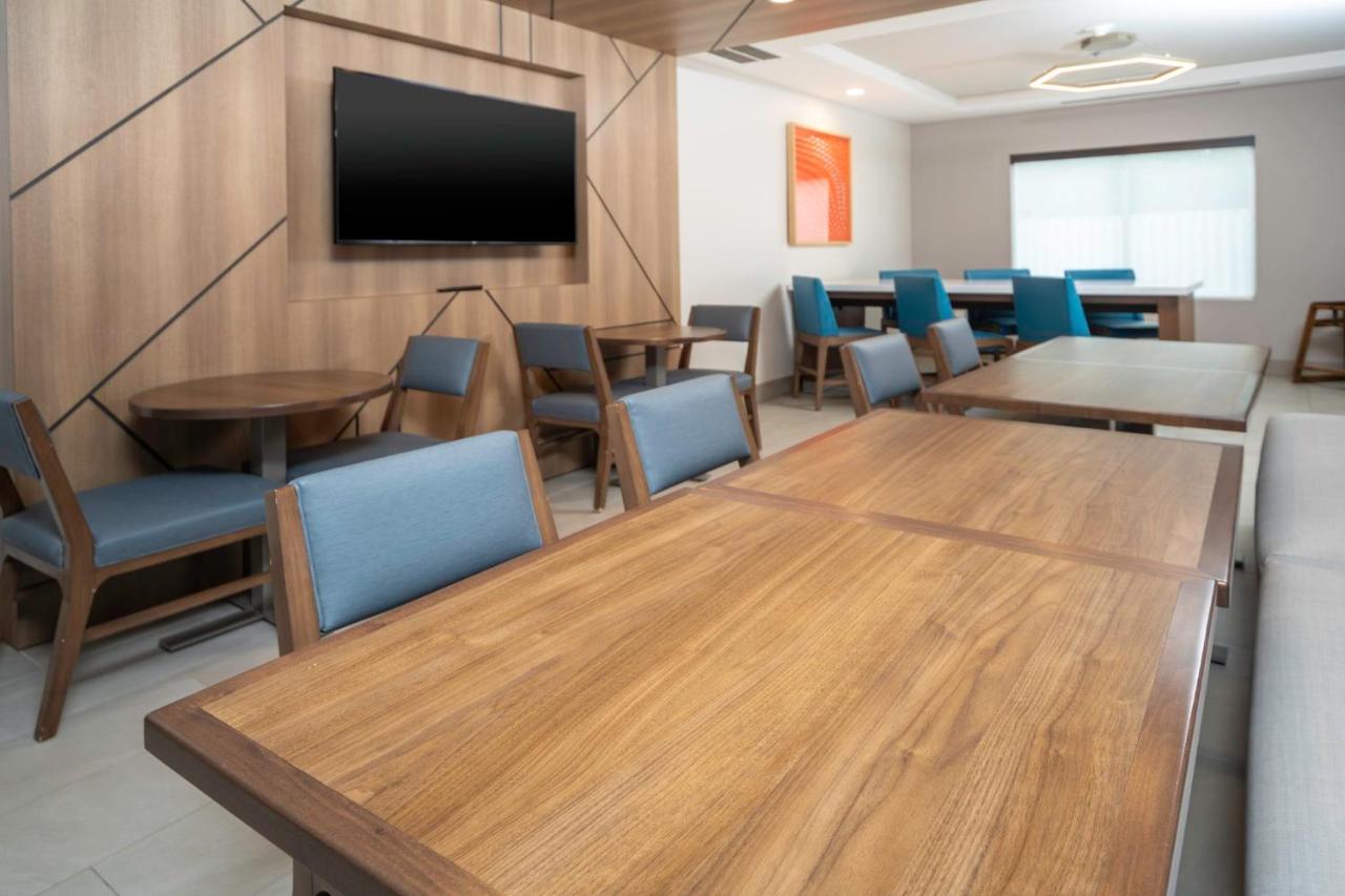 | Holiday Inn Express and Suites Atlanta-Johns Creek, an IHG Hotel