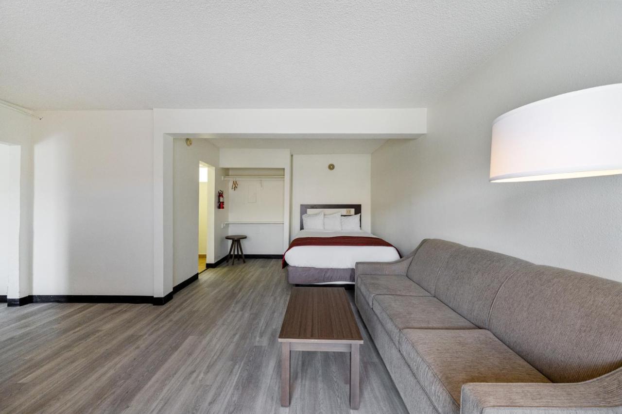 | Torrance Inn & Suites
