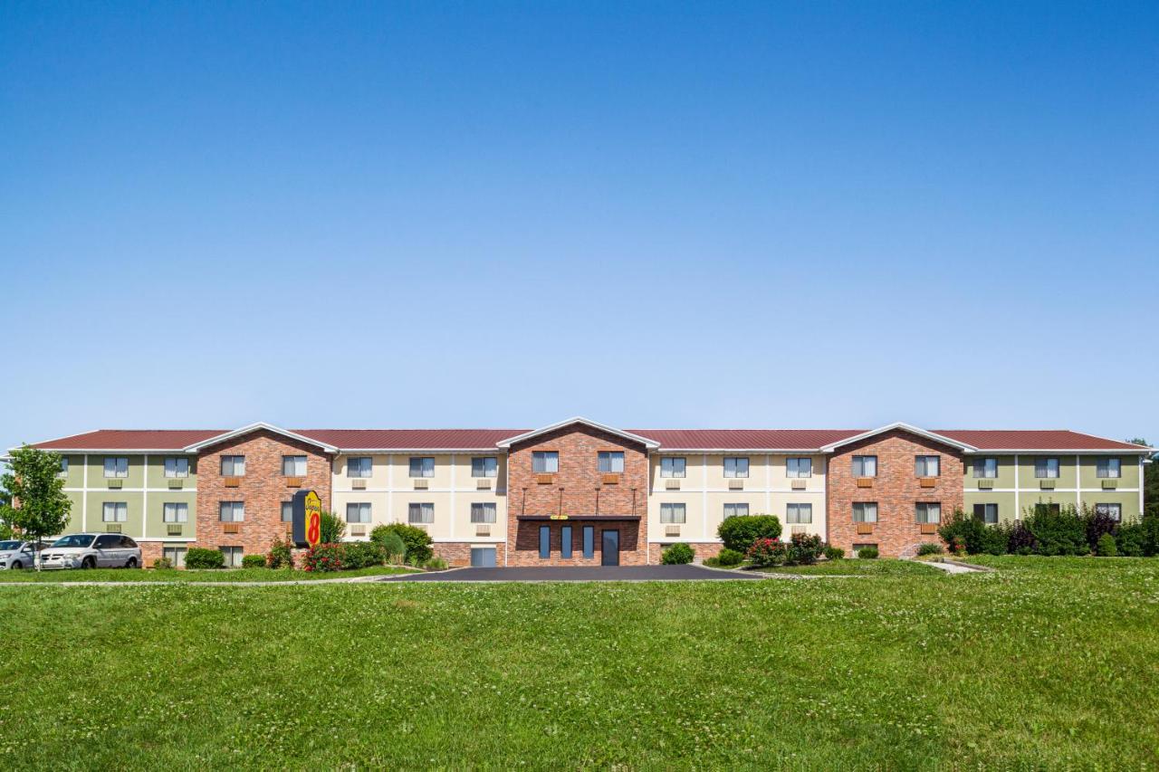 | Super 8 by Wyndham Lenexa Overland Park Area/Mall Area