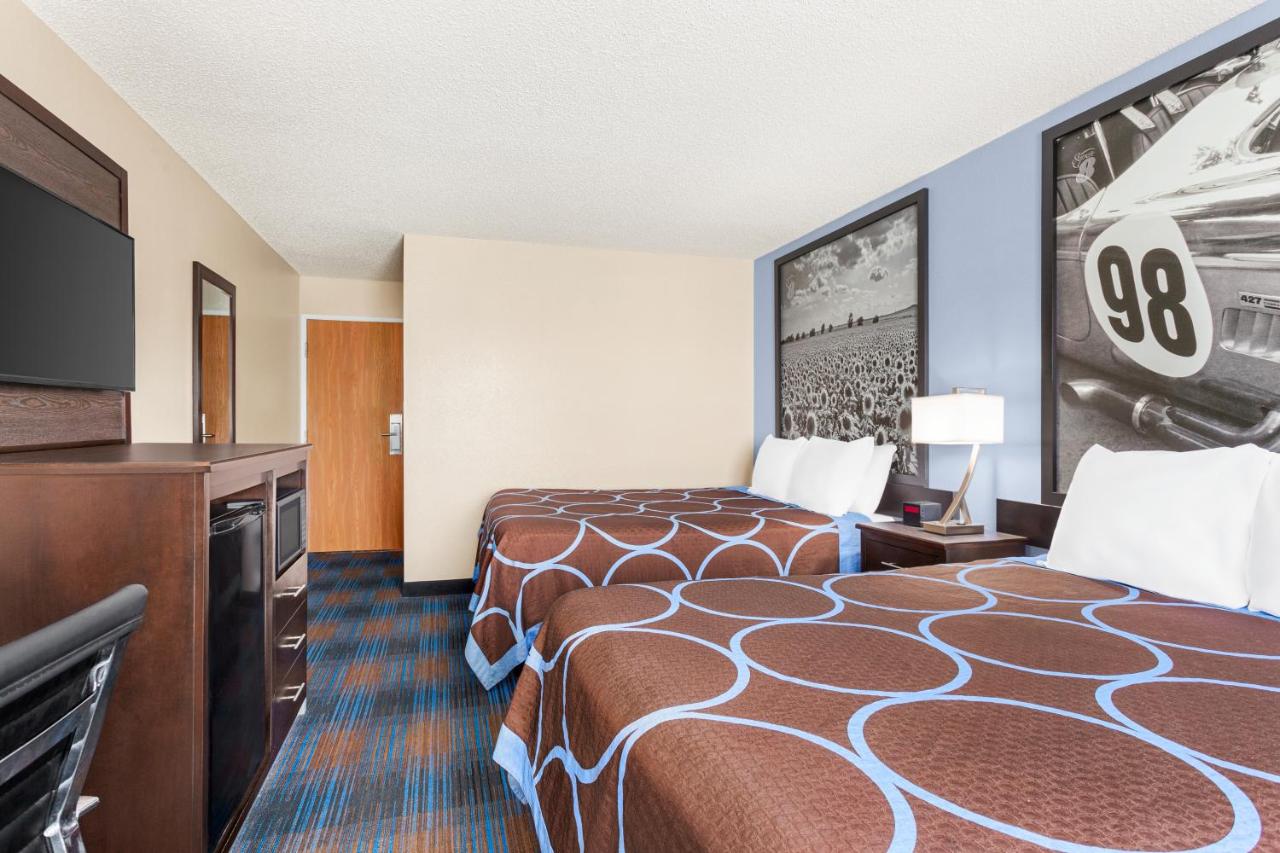 | Super 8 by Wyndham Lenexa Overland Park Area/Mall Area